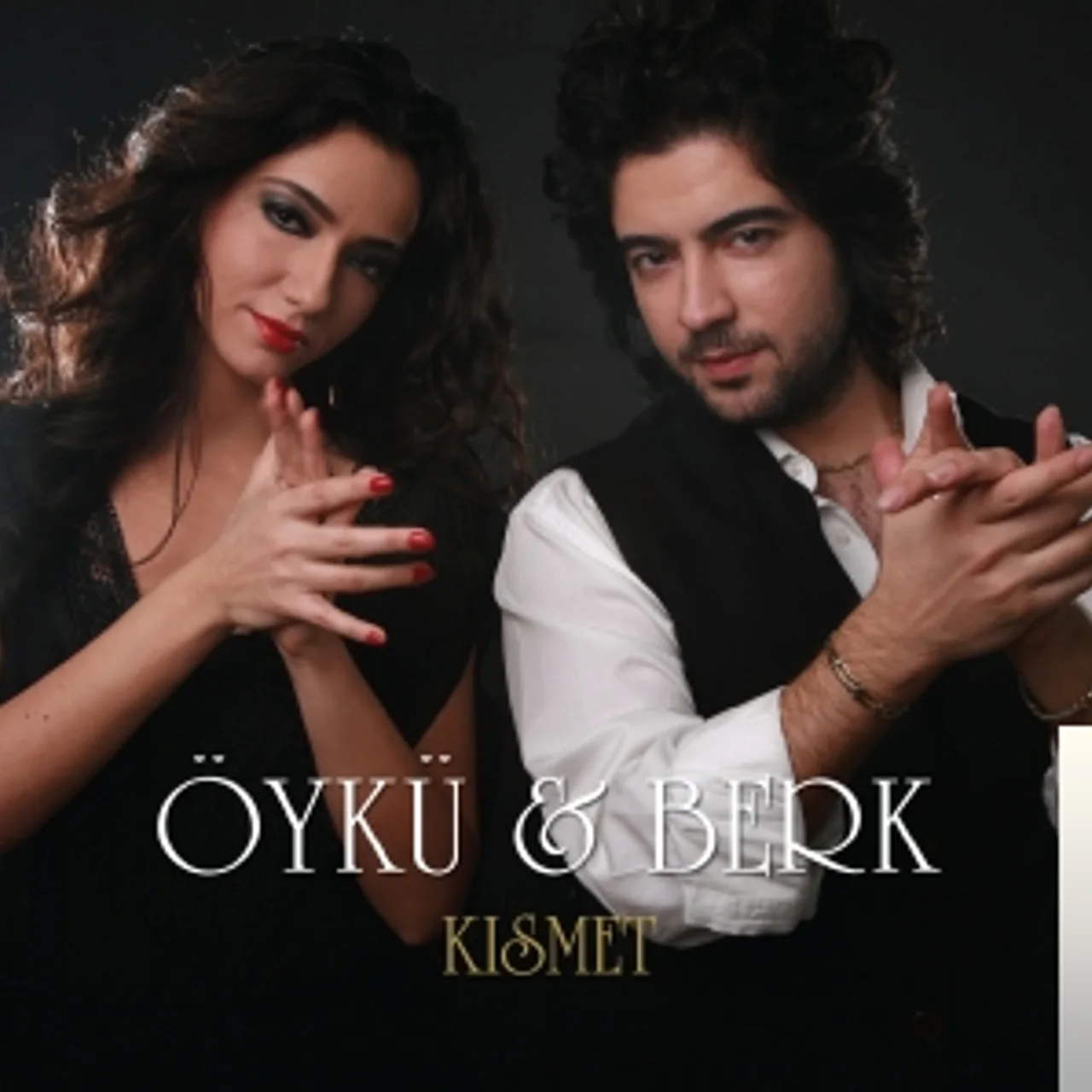 Öykü Gürman - & Berk - Evlerinin Önü Boyalı Direk