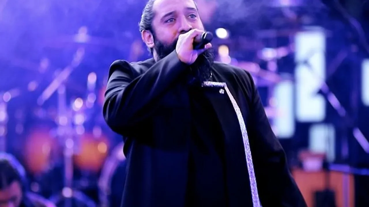 Roozbeh Nematollahi - Mellate Eshgh (Live)